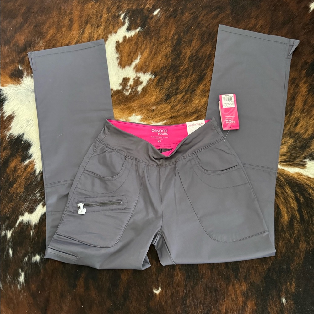 Beyond Scrubs Gray scrub Bottoms. Small. NWT